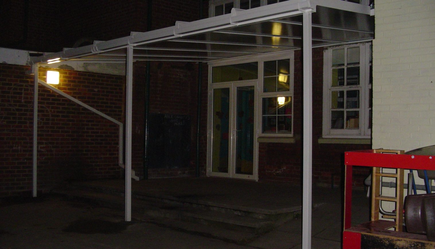 Links Primary School – Wall Mounted Canopy