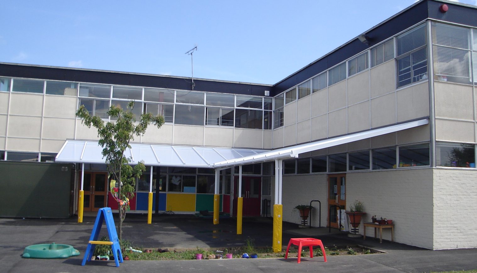 Linden Grove Primary School – Wall mounted canopy – First installation