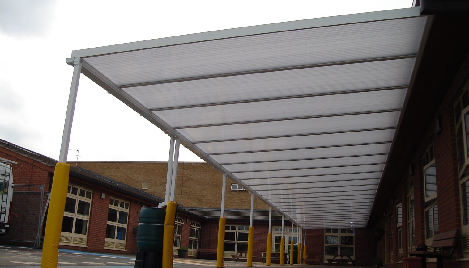 Hanwell Fields Community School – Wall mounted canopy
