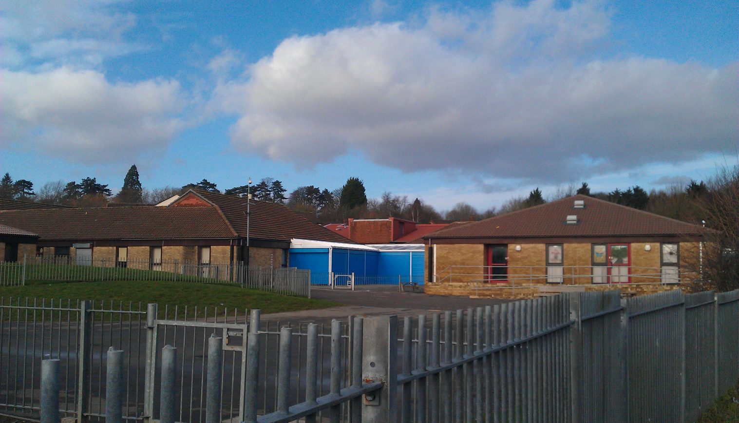 Oakfield Primary School – Wall Mounted Canopy