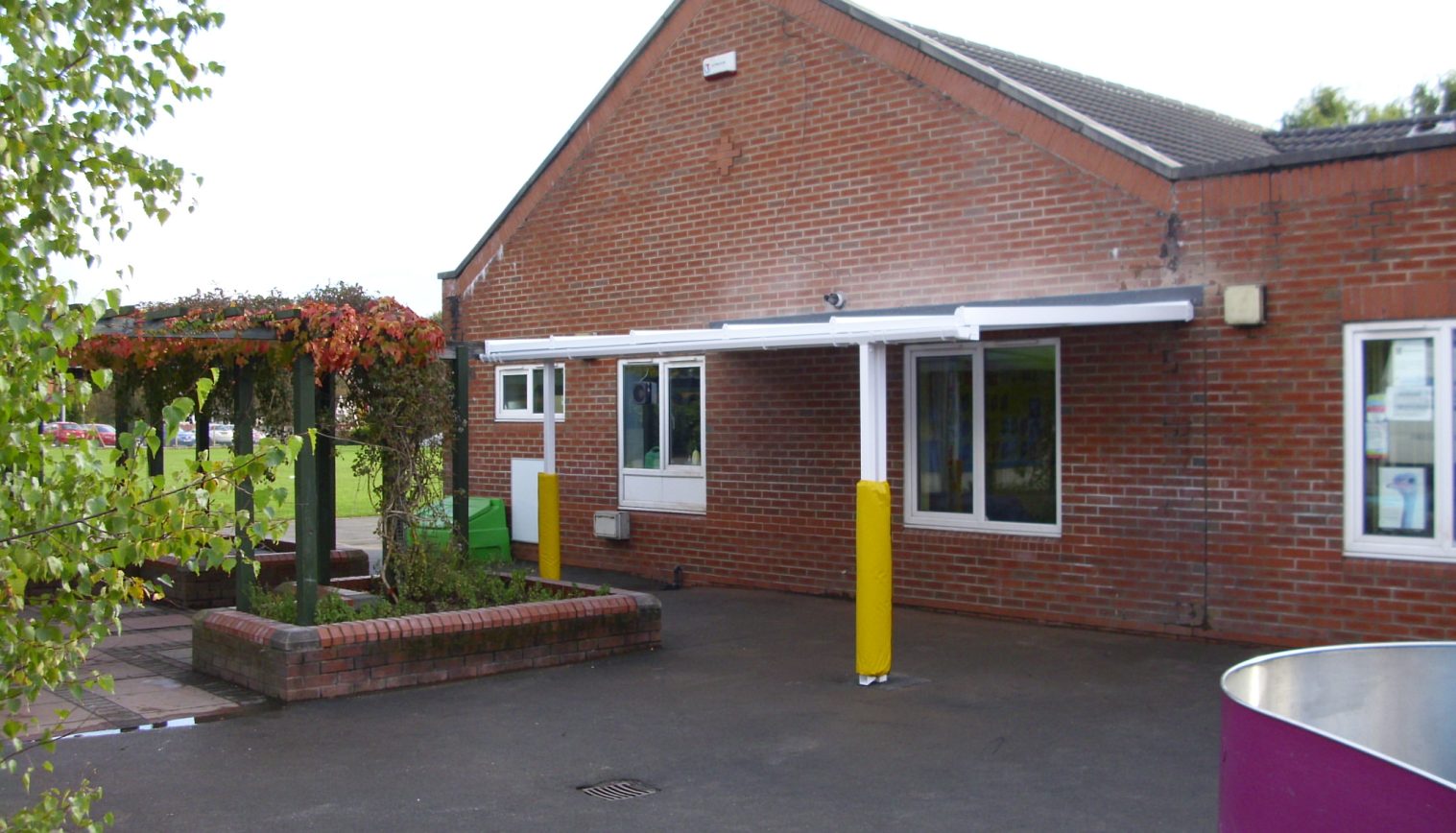 Light Oaks Infant School – Wall Mounted Canopy