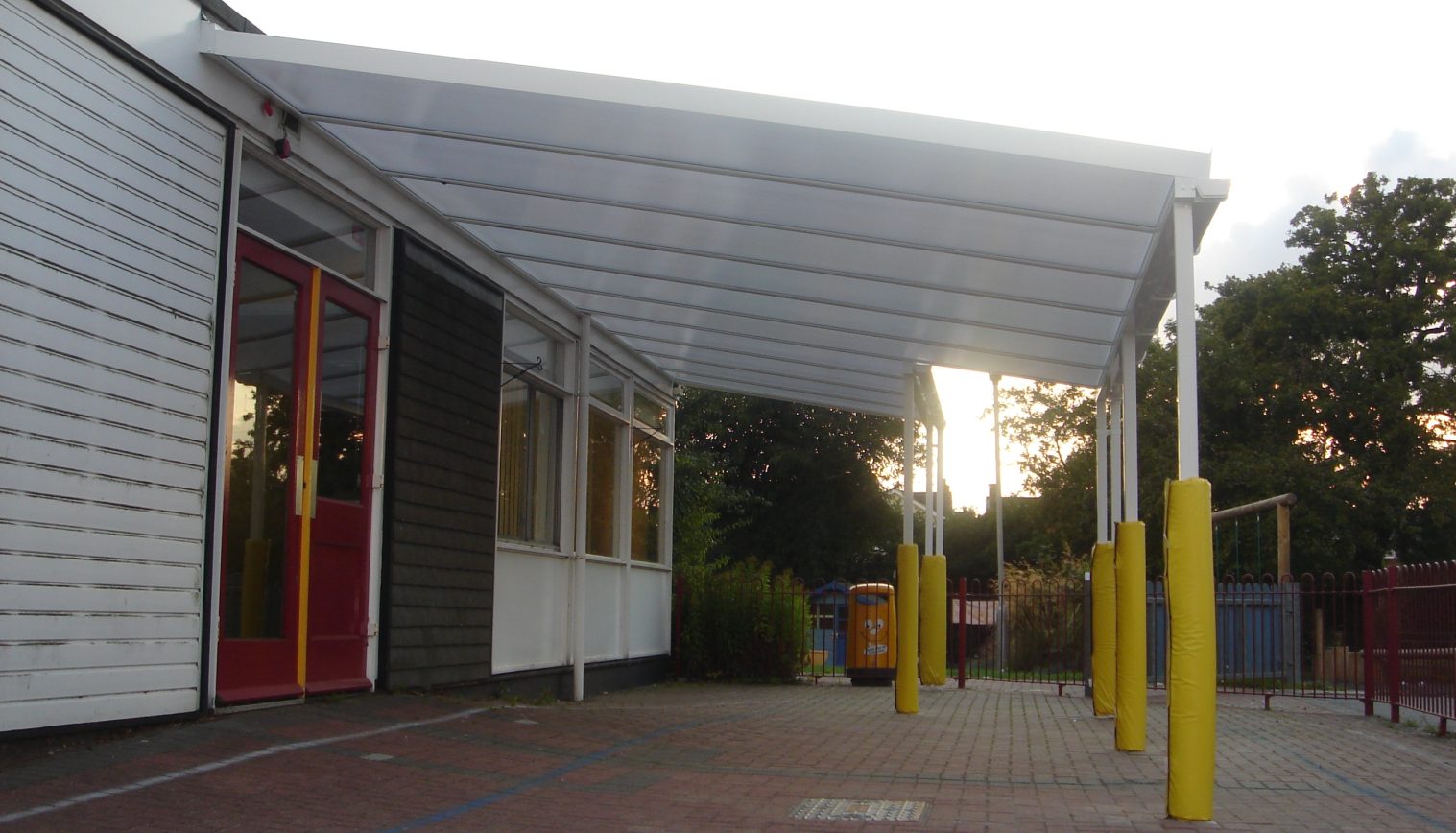Perryfield Infant School – Wall Mounted Canopy