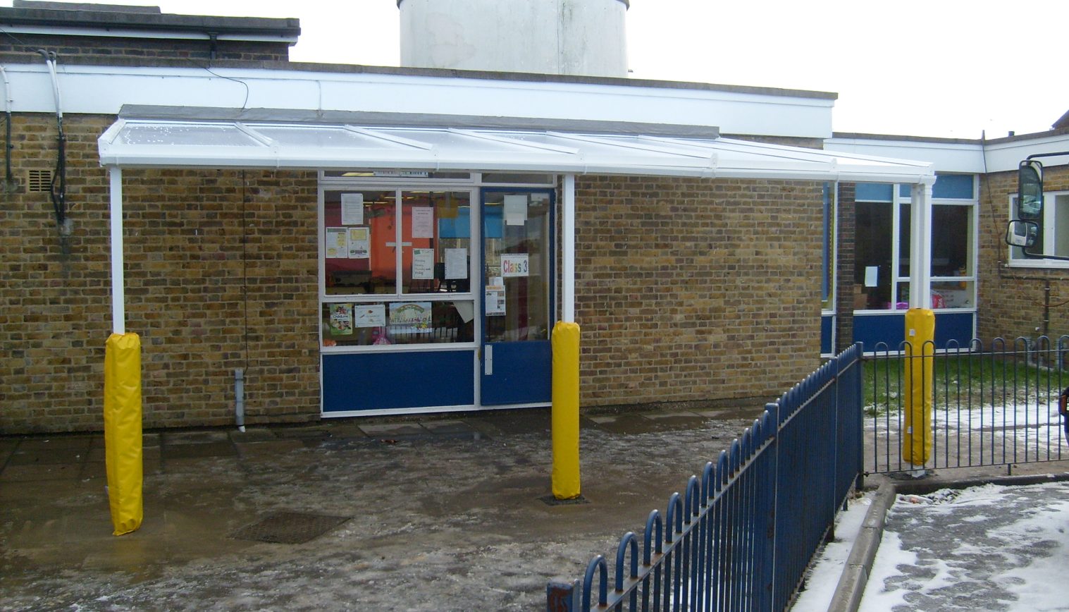 Kingswood Infant School – Wall Mounted Canopy