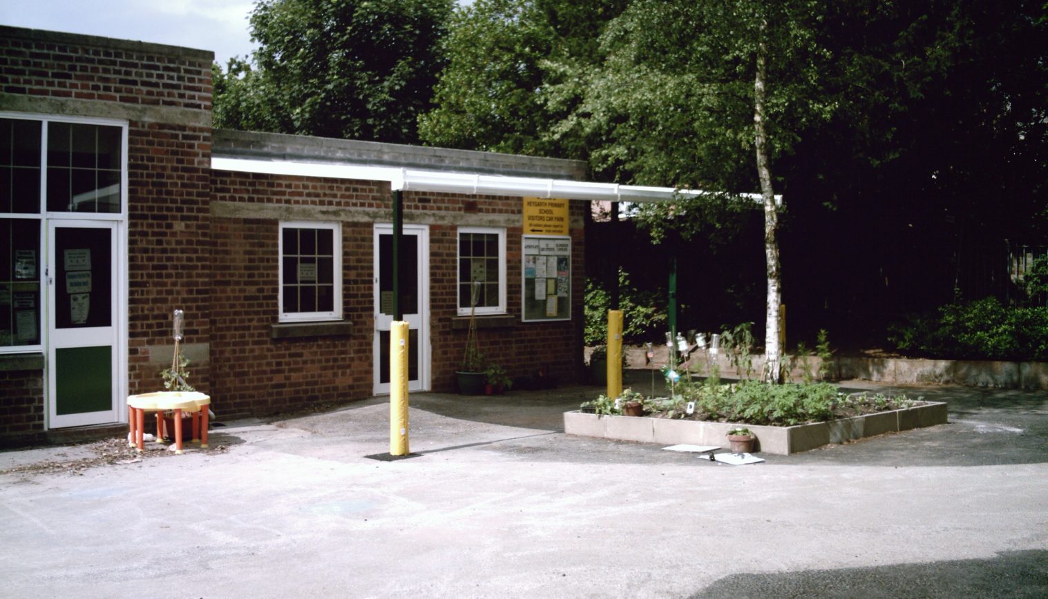 Heygarth primary School – Wall Mounted Canopy