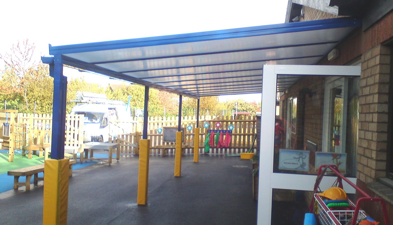 Hillside Primary School – Wall Mounted Canopy