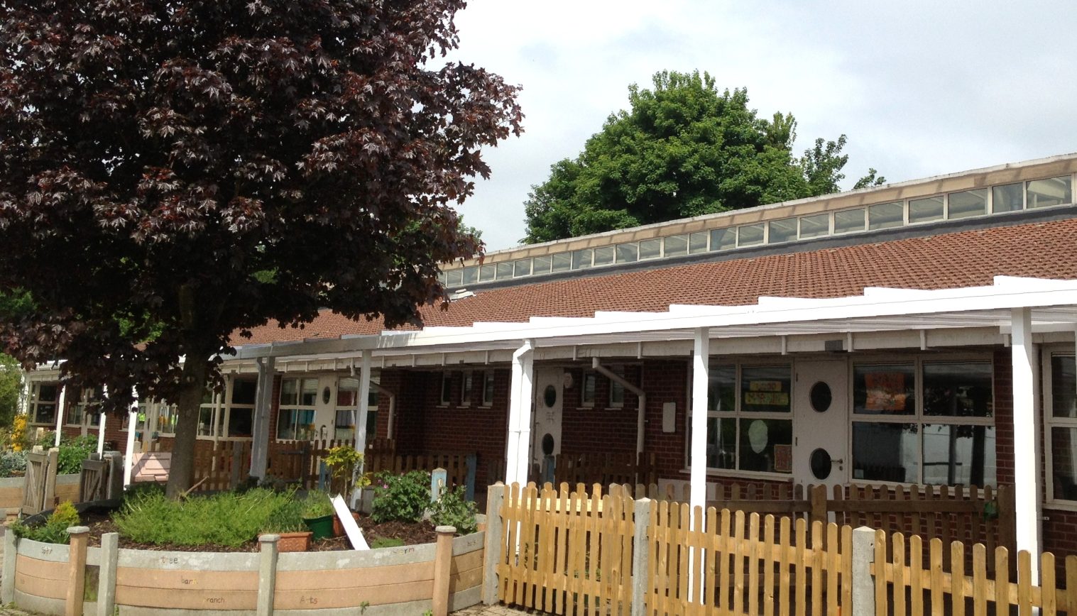 Holmesdale Infant School – 2nd Wall Mounted Canopy